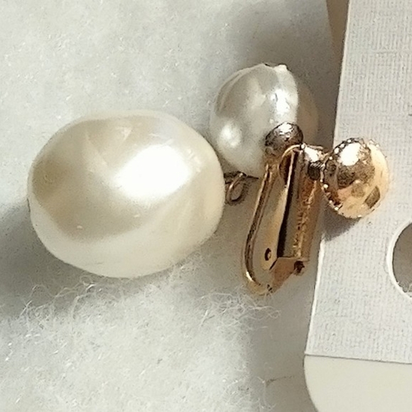 Vintage High-end Clip on Pearl Earrings - Picture 6 of 7